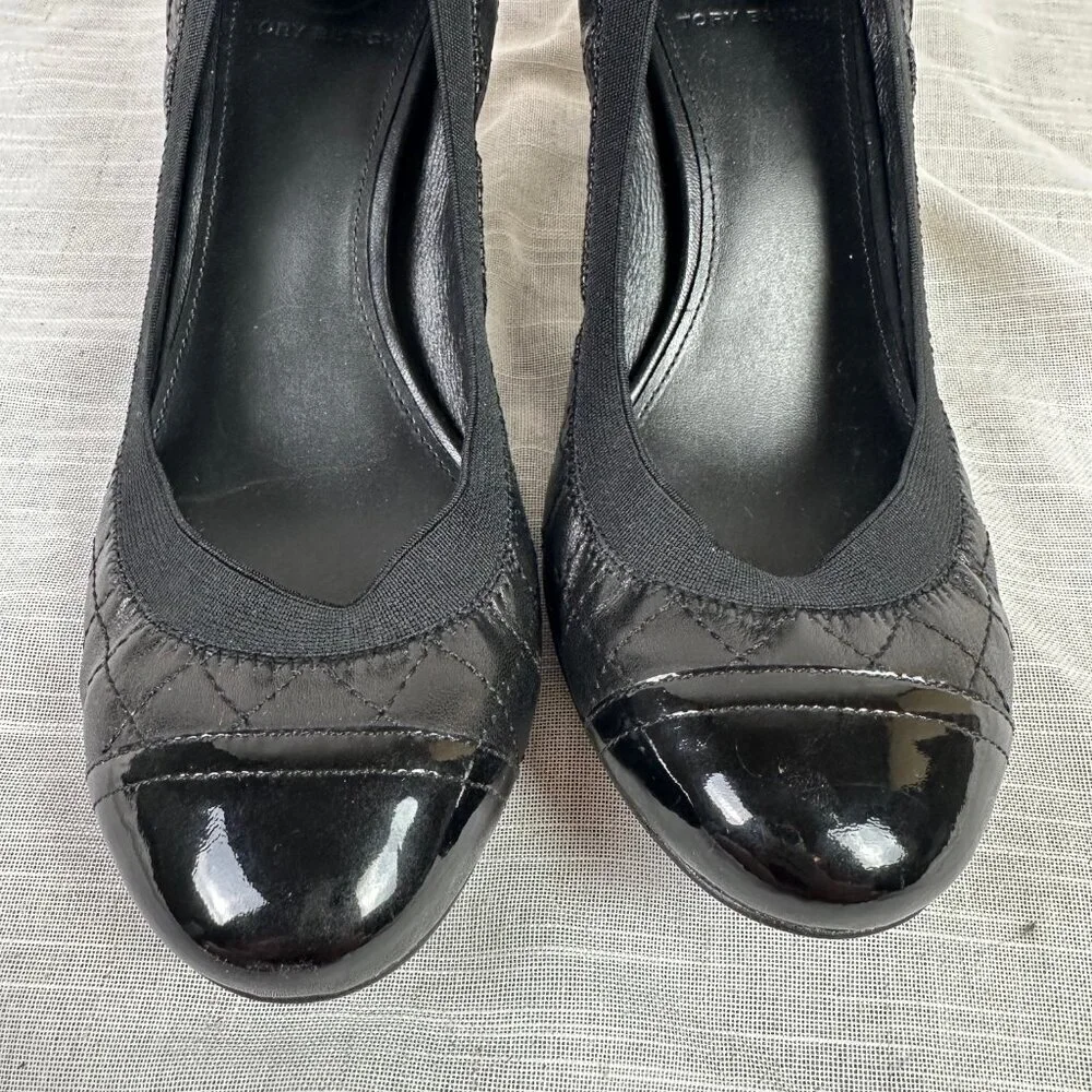 Tory Burch Carrie Quilted Soft Patent Toe Cap Block Heel Pumps Gold Black Sz 8.5